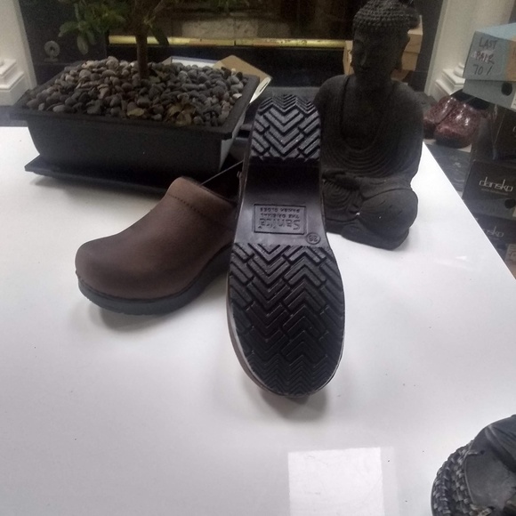 Sanita Signature Textured Oil Clogs NEW - Picture 3 of 4